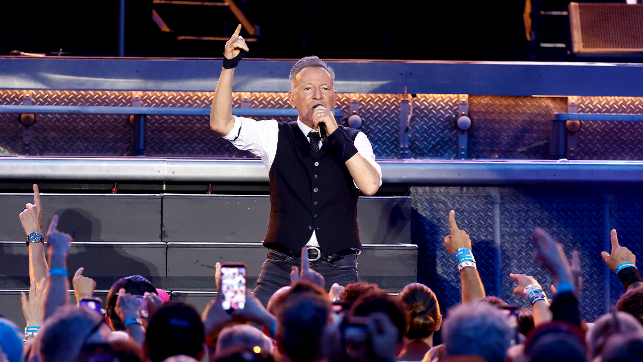 Bruce Springsteen and The E Street Band Cap Fiery Land of Hopes And Dreams American Tour in Philadelphia