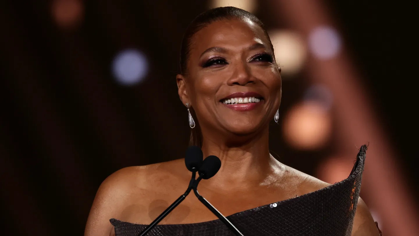 Queen Latifah on Hosting the AMAs: “Everybody   Needs to Feel That Energy From Me”