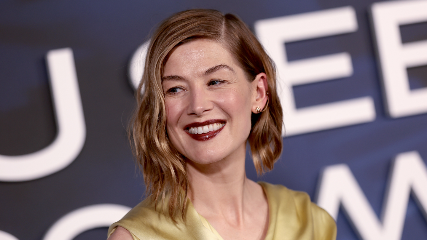 Rosamund Pike Calls Out Audience Member for Texting During West End Show: “When I See That, It’s Hard”