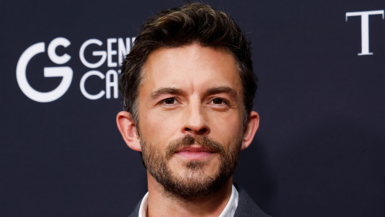 Jonathan Bailey Opens Up Being Confident in Coming Out: “I Wasn’t Gonna Not Hold My Boyfriend’s Hand in the Street”