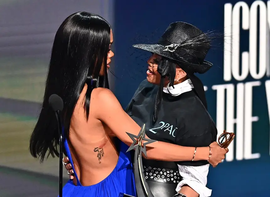 Teyana Taylor Sobs as Janet Jackson Presents Her BET Icon of the Year Award: “B****, I’m Gagging”