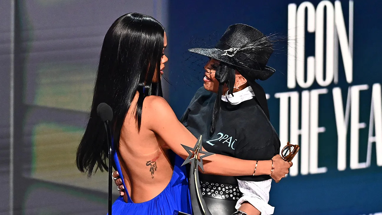 Teyana Taylor Sobs as Janet Jackson Presents Her BET Icon of the Year Award: “B****, I’m Gagging”