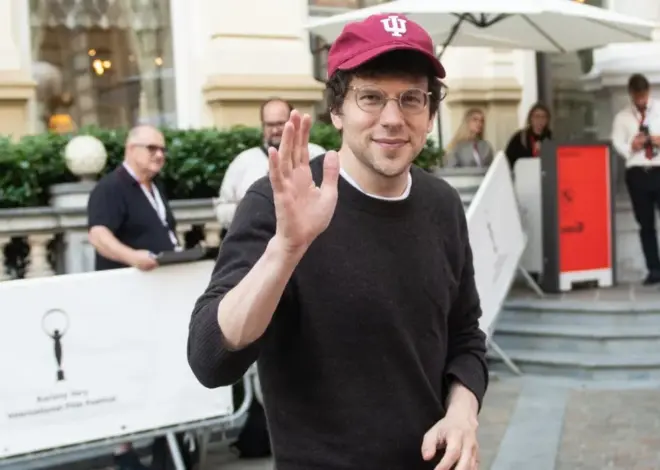 Jesse Eisenberg Is Getting Polish Citizenship and Wants to Work More in Europe: In the U.S., the “Kind of Films I Love Are Increasingly Difficult to Make”
