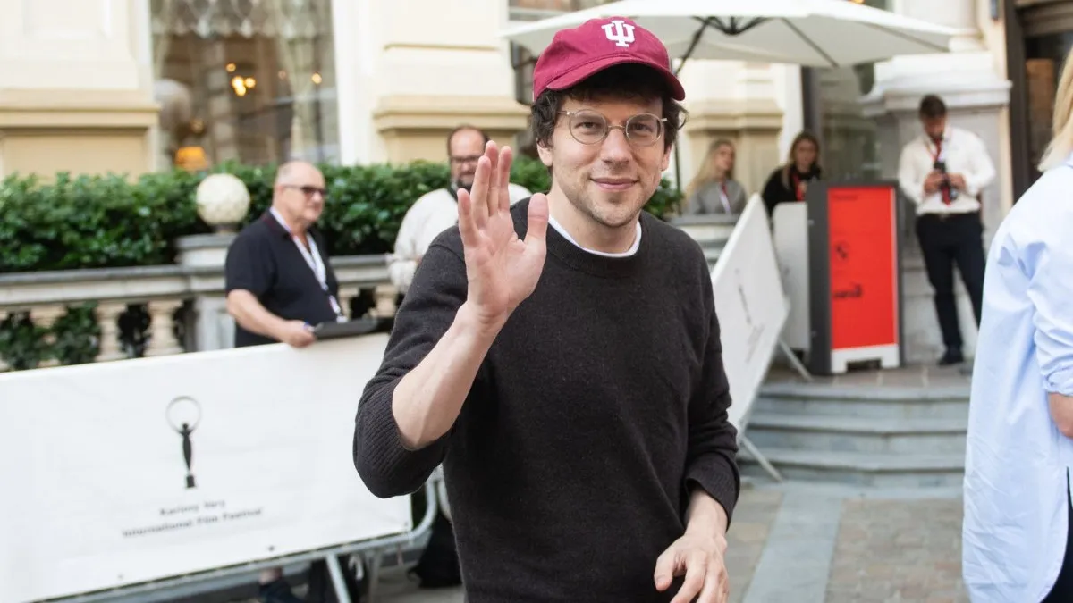 Jesse Eisenberg Is Getting Polish Citizenship and Wants to Work More in Europe: In the U.S., the “Kind of Films I Love Are Increasingly Difficult to Make”