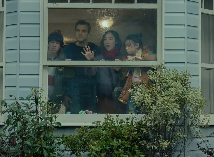 ‘The Last House’ Review: Greta Lee and Wagner Moura in a Claustrophobic Netflix Thriller Most Effective While the Threat Remains Unknown