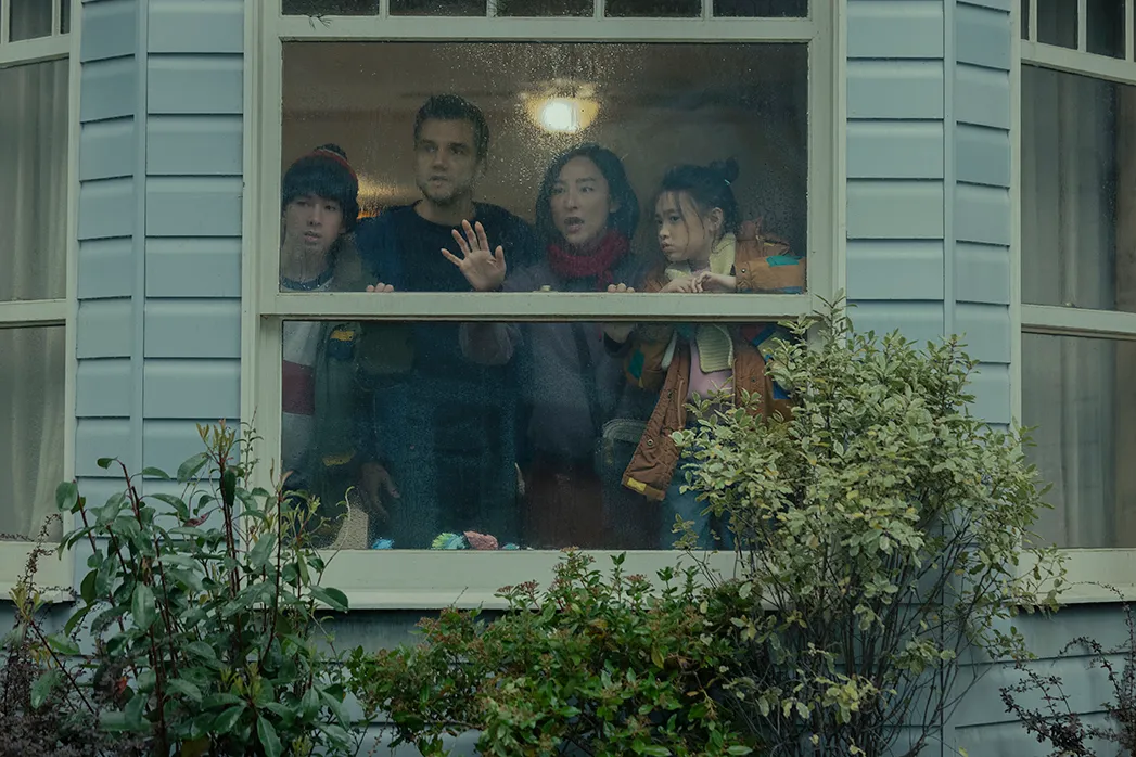 ‘The Last House’ Review: Greta Lee and Wagner Moura in a Claustrophobic Netflix Thriller Most Effective While the Threat Remains Unknown