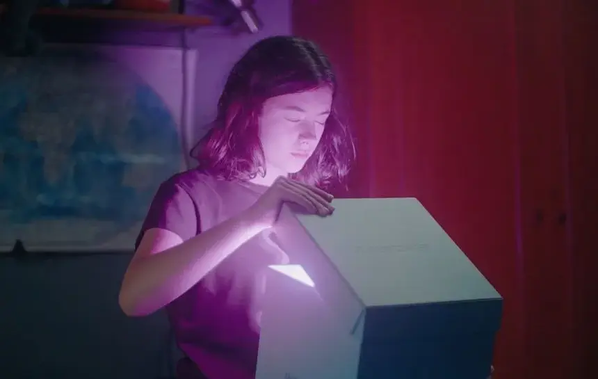 ‘The Days Off’ Is a “Love Letter to That Internet That No Longer Quite Exists” (Exclusive Locarno Trailer)