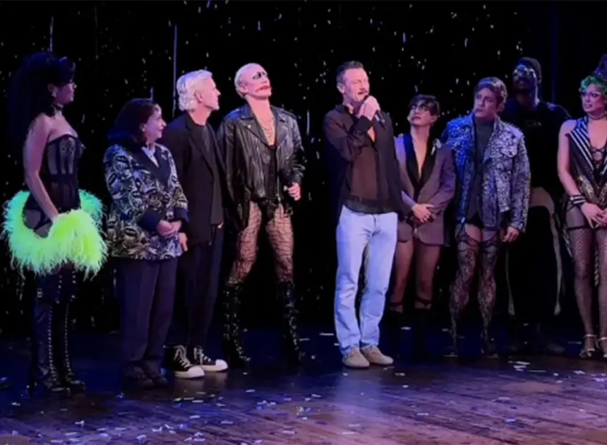 Tim Curry Honored by Past and Present Frank-N-Furters With “I’m Going Home” Performance