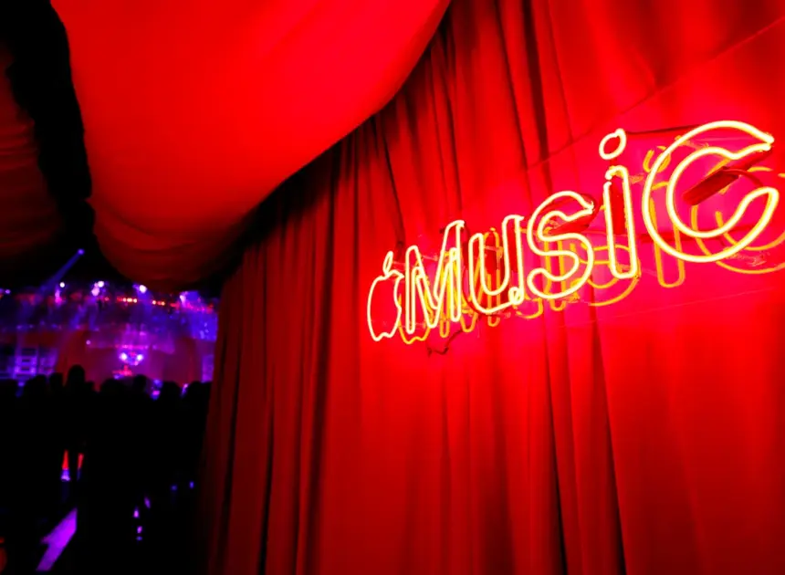 Apple Music to Launch Labels on AI Tracks Later This Year