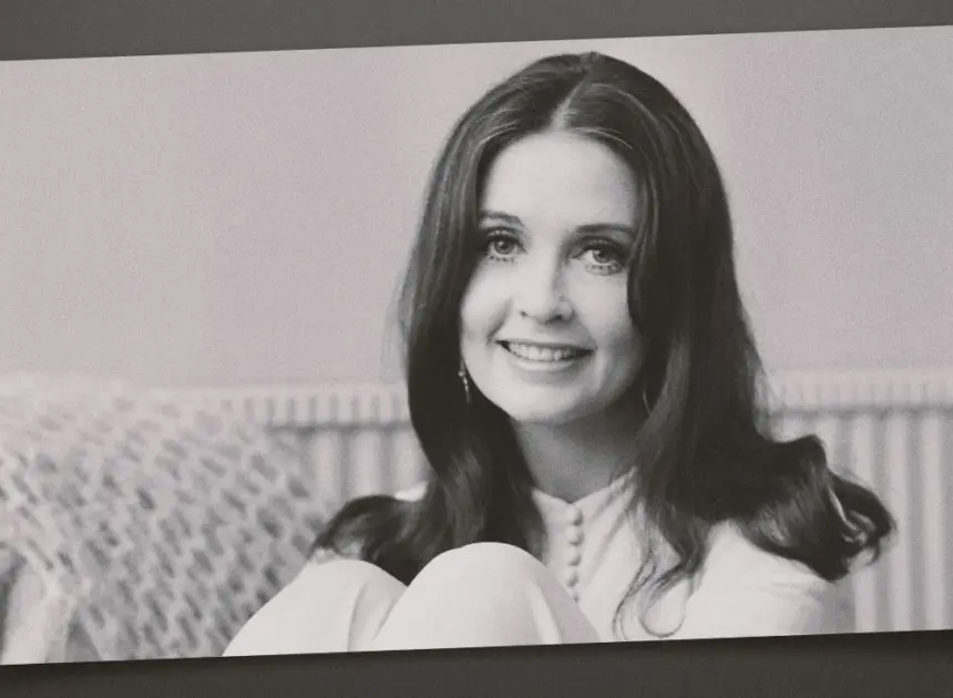 Anjanette Comer, Actress in ‘The Loved One’ and ‘The Appaloosa,’ Dies at 86