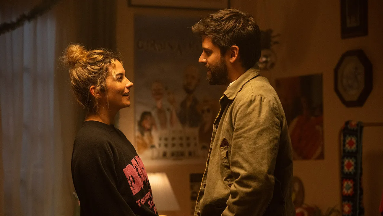 ‘All That She Wants’ Review: Annie Murphy Is All That in a Fizzy Rom-Com That Works Best When It Isn’t Trying Too Hard