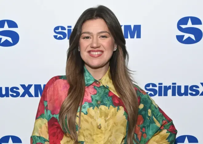 Kelly Clarkson Performs “Golden” From ‘Kpop Demon Hunters’ for Final Talk Show