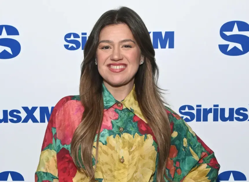 Kelly Clarkson Performs “Golden” From ‘Kpop Demon Hunters’ for Final Talk Show