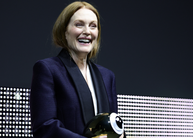 Julianne Moore Accepts Zurich’s Golden Icon Award — in German