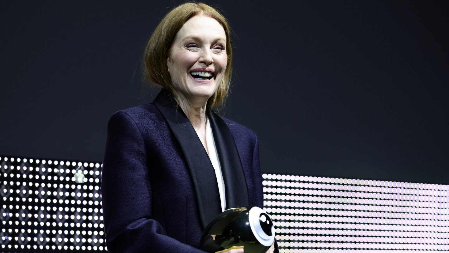 Julianne Moore Accepts Zurich’s Golden Icon Award — in German