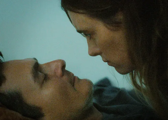 ‘My Notes on Mars’ Review: Mackenzie Davis and Rupert Friend Play a Trauma-Shaken Couple in Clever Sci-Fi Puzzler