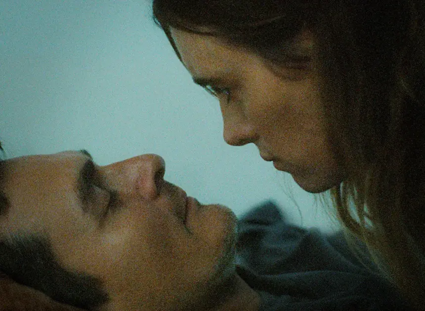 ‘My Notes on Mars’ Review: Mackenzie Davis and Rupert Friend Play a Trauma-Shaken Couple in Clever Sci-Fi Puzzler