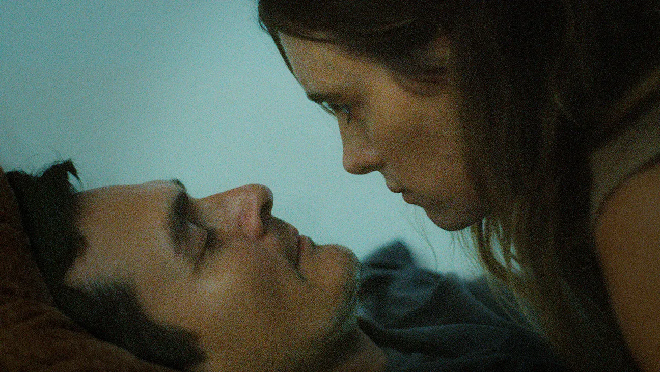 ‘My Notes on Mars’ Review: Mackenzie Davis and Rupert Friend Play a Trauma-Shaken Couple in Clever Sci-Fi Puzzler