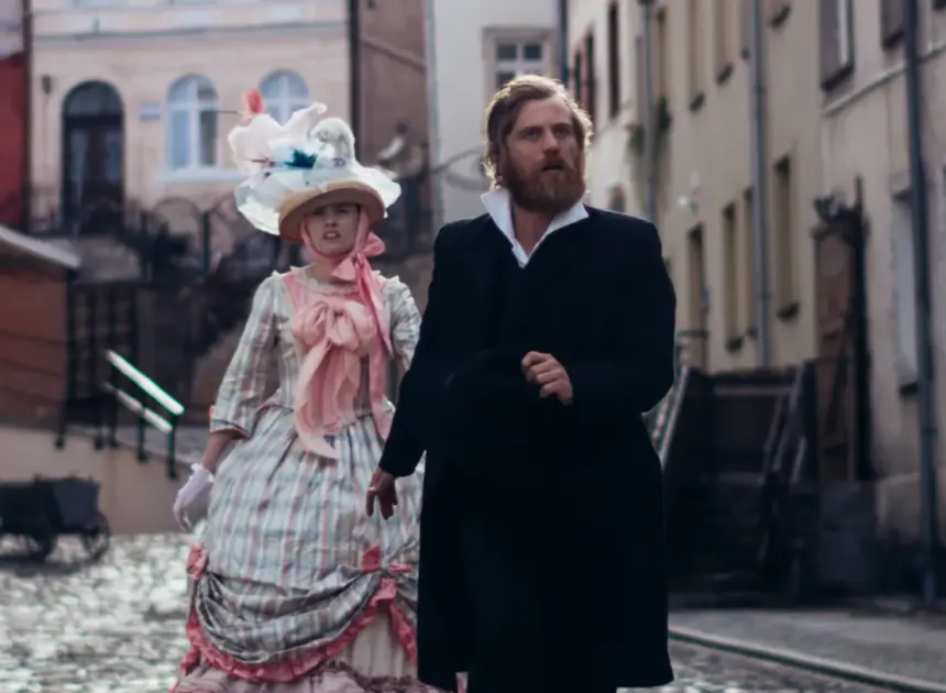 ‘The Idiot(s)’ Review: Aimee Lou Wood and Johnny Flynn Sparkle in a Playful, Indulgent Tribute to Fyodor Dostoevsky’s Underappreciated Wife